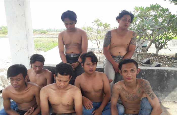 Pesta Miras di Makam Kedungcangkring, 7 ABG Digelandang Polisi Pesta Miras di Makam Kedungcangkring, 7 ABG Digelandang Polisi