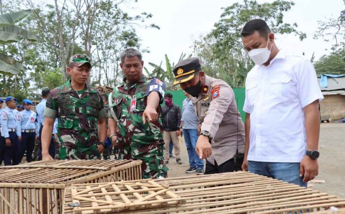 TNI-Polri Bubarkan 2 Lokasi Perjudian Sabung Ayam di Singosari Malang TNI-Polri Bubarkan 2 Lokasi Perjudian Sabung Ayam di Singosari Malang