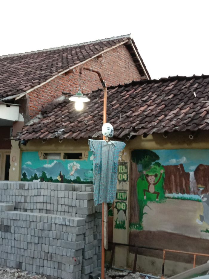 Banyak Kejadian Aneh, Dusun Biting Lumajang Mencekam, Warga Pasang Patung Orang Banyak Kejadian Aneh, Dusun Biting Lumajang Mencekam, Warga Pasang Patung Orang
