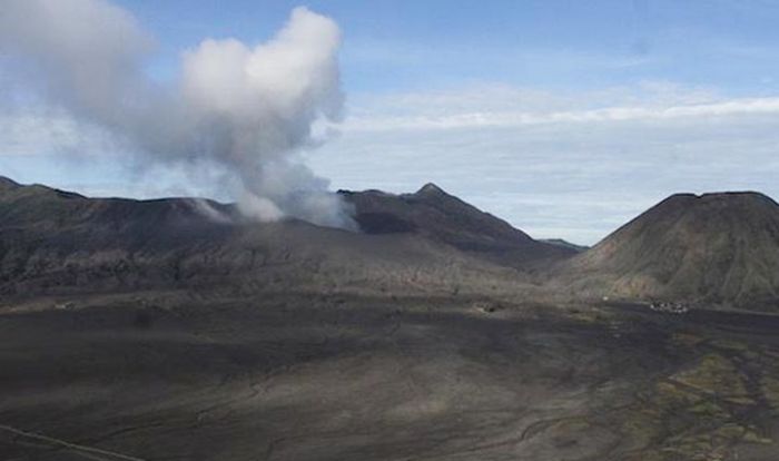 Gunung Bromo Keluarkan Asap, Status Waspada Level II Gunung Bromo Keluarkan Asap, Status Waspada Level II