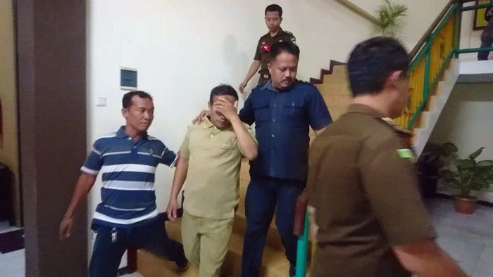 Kejari Sidoarjo Tahan Dua Tersangka Kasus Dugaan Korupsi Pembangunan TPST Kejari Sidoarjo Tahan Dua Tersangka Kasus Dugaan Korupsi Pembangunan TPST