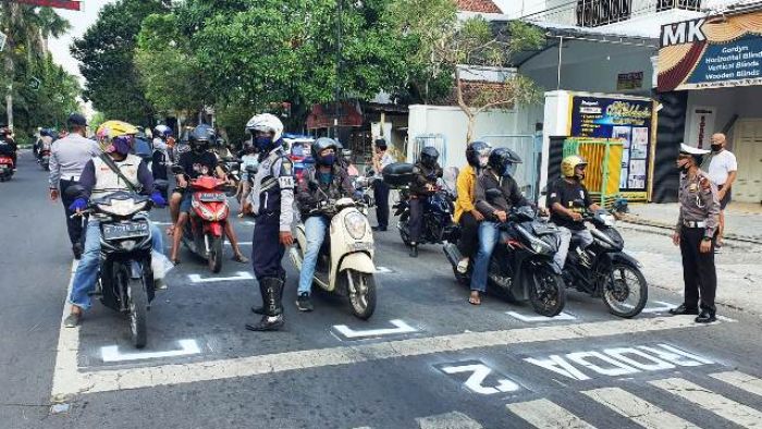 Antisipasi Penularan Covid-19, Kawasan KTL di Jombang Dipasang Marka Antisipasi Penularan Covid-19, Kawasan KTL di Jombang Dipasang Marka