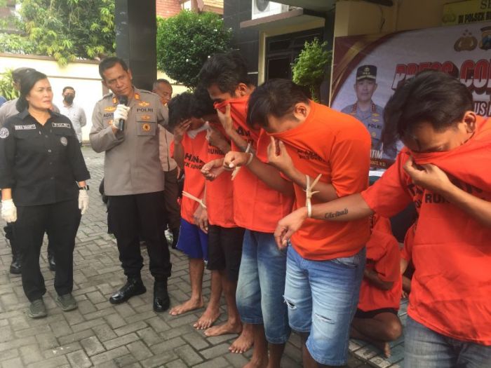 Polsek Rungkut Amankan 5 Karyawan Gudang Frozen Food yang Nilep Stok Barang Rp451 Juta Polsek Rungkut Amankan 5 Karyawan Gudang Frozen Food yang Nilep Stok Barang Rp451 Juta