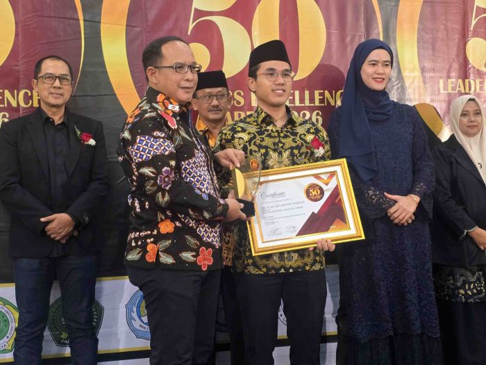 Diterima Gus Azmi, Prof Kiai Asep Amanatul Ummah Raih Penghargaan Lagi