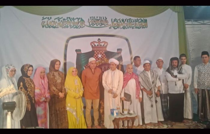 Artis dan Ribuan Jamaah Berbaur Melantunkan Salawat Bersama Gus Anom Artis dan Ribuan Jamaah Berbaur Melantunkan Salawat Bersama Gus Anom