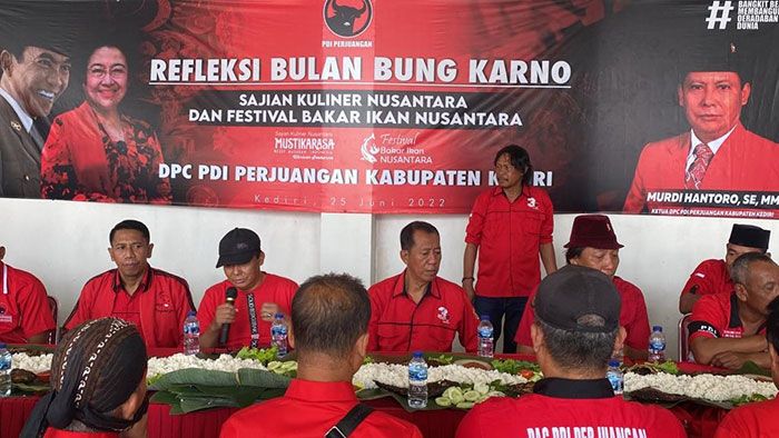 Peringati Bulan Bung Karno, PDIP Kabupaten Kediri Bakar Ikan Bersama Seluruh Pengurus Peringati Bulan Bung Karno, PDIP Kabupaten Kediri Bakar Ikan Bersama Seluruh Pengurus