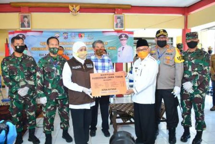 Di Pulau Raas, Gubernur Khofifah Salurkan 4.000 Paket Sembako dan Ribuan Peralatan Medis Di Pulau Raas, Gubernur Khofifah Salurkan 4.000 Paket Sembako dan Ribuan Peralatan Medis