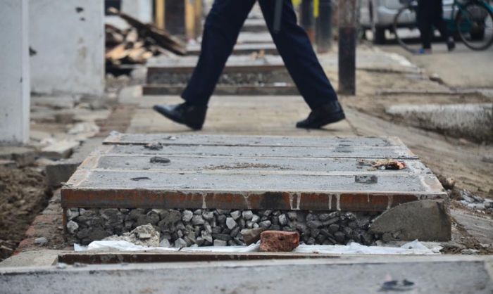 FOTO: Beton Penutup Trotoar di Bojonegoro Rawan "Ambyar"