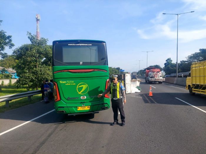 Bus TransJatim Tabrak Truk yang Terguling Akibat Pecah Ban di Tol Waru-Sidoarjo