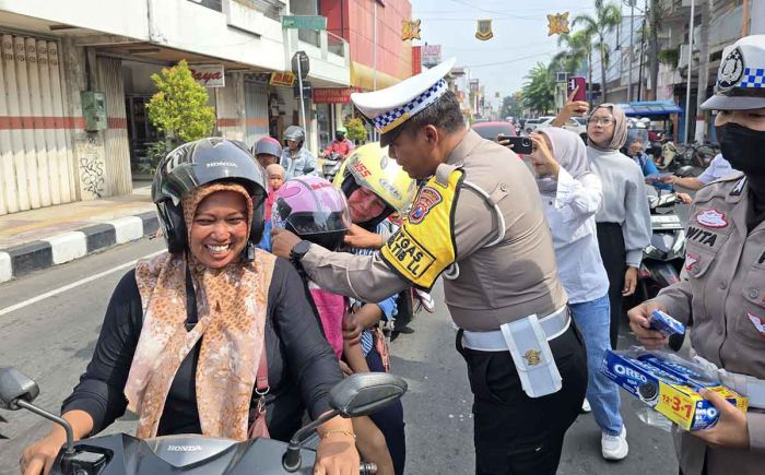 Cara Unik Satlantas Polres Mojokerto Kota Gelorakan Keselamatan Lalu Lintas Cara Unik Satlantas Polres Mojokerto Kota Gelorakan Keselamatan Lalu Lintas