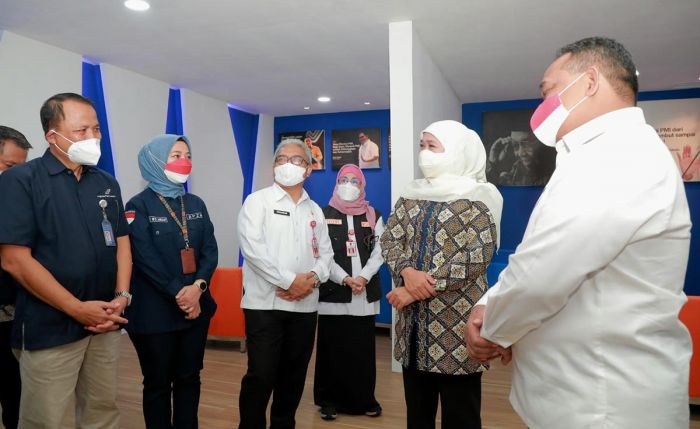 Bukti Penghormatan Negara Bagi Pahlawan Devisa, Gubernur Khofifah Apresiasi Lounge VVIP untuk PMI Bukti Penghormatan Negara Bagi Pahlawan Devisa, Gubernur Khofifah Apresiasi Lounge VVIP untuk PMI
