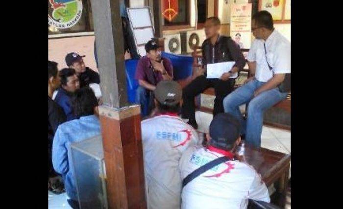 Puluhan Buruh Geruduk Polres Gresik Puluhan Buruh Geruduk Polres Gresik