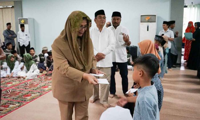 Pj Wali Kota Kediri Buka Bersama dan Serahkan Santunan ke Anak Yatim