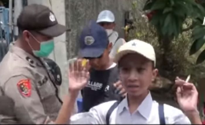Pelajar Ikut Demo Buruh, Dwi: Gak Tahu Pak, Asal Ikut, ha... ha... Halo Guys… Pelajar Ikut Demo Buruh, Dwi: Gak Tahu Pak, Asal Ikut, ha... ha... Halo Guys…