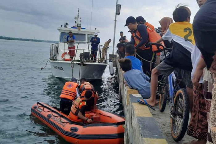 Tim Gabungan Lakukan Pencarian ABK KM Harapan Baru yang Hilang di Perairan Jumiang Pamekasan Tim Gabungan Lakukan Pencarian ABK KM Harapan Baru yang Hilang di Perairan Jumiang Pamekasan