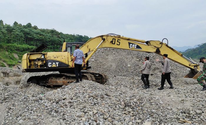 Patroli di Tambang Pasir Lahar Kelud, Polisi Temukan Alat Berat Ditinggal Operatornya