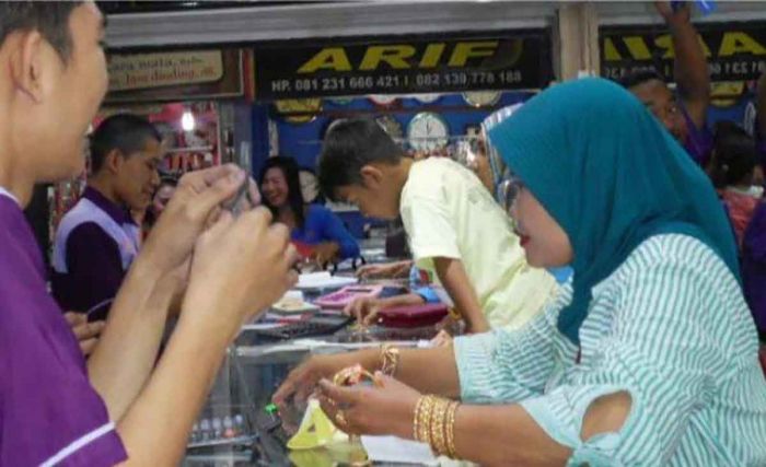 Jelang Lebaran, Toko Emas di Lamongan Mulai Diserbu Pengunjung Jelang Lebaran, Toko Emas di Lamongan Mulai Diserbu Pengunjung