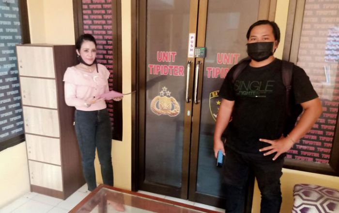 Fotonya Dicatut untuk Status WA, Wanita Cantik Adukan Akun Diduga Milik Kades Tanggalrejo ke Polisi Fotonya Dicatut untuk Status WA, Wanita Cantik Adukan Akun Diduga Milik Kades Tanggalrejo ke Polisi