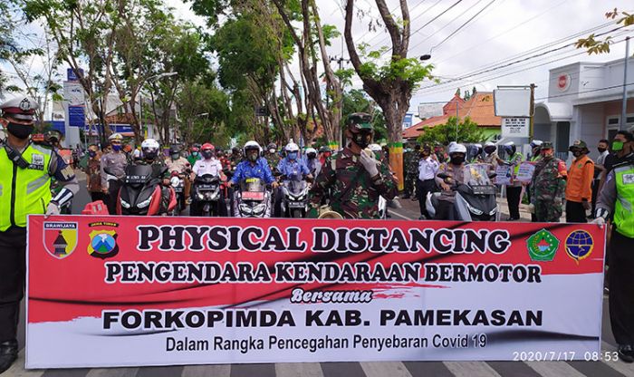 Bupati Pamekasan Bersama Forkopimda Launching Penerapan Marka Physical Distancing di Traffic Light Bupati Pamekasan Bersama Forkopimda Launching Penerapan Marka Physical Distancing di Traffic Light