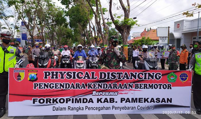 ​Bupati Pamekasan Bersama Forkopimda Launching Penerapan Marka Physical Distancing di Traffic Light