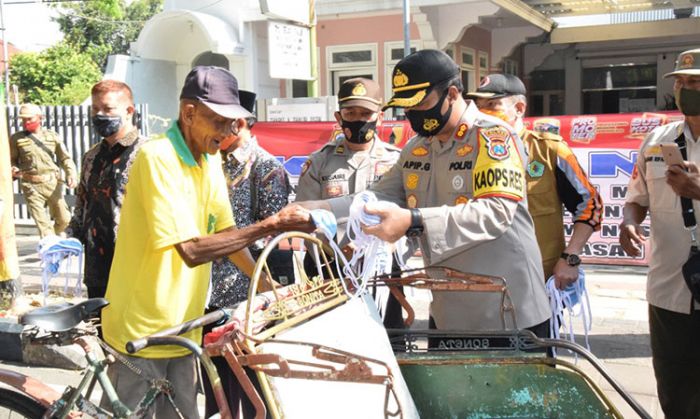 Cegah Covid-19, Kapolres Pamekasan Sosialisasi Sekaligus Bagikan Ribuan Masker Cegah Covid-19, Kapolres Pamekasan Sosialisasi Sekaligus Bagikan Ribuan Masker