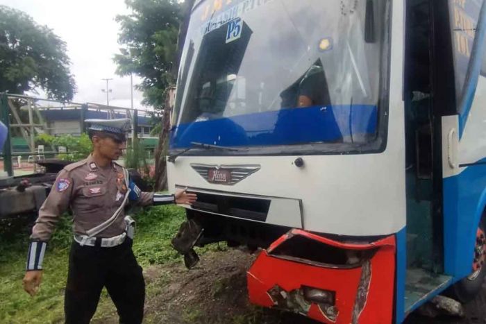 Bus Kota JMP-Bungurasih Tabrak Pembatas Jalan, Kerugian Capai Rp25 Juta Bus Kota JMP-Bungurasih Tabrak Pembatas Jalan, Kerugian Capai Rp25 Juta