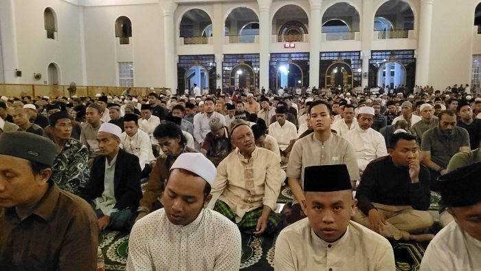 Puluhan Ribu Jemaah Tarawih Pertama di Masjid Al-Akbar, Ada Tiga Kelompok Sikapi Ramadan Puluhan Ribu Jemaah Tarawih Pertama di Masjid Al-Akbar, Ada Tiga Kelompok Sikapi Ramadan