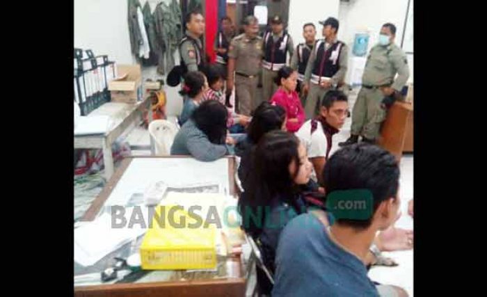 Dispol PP Gresik Ciduk 2 Pasangan Mesum dan 6 PSK saat Razia Dispol PP Gresik Ciduk 2 Pasangan Mesum dan 6 PSK saat Razia