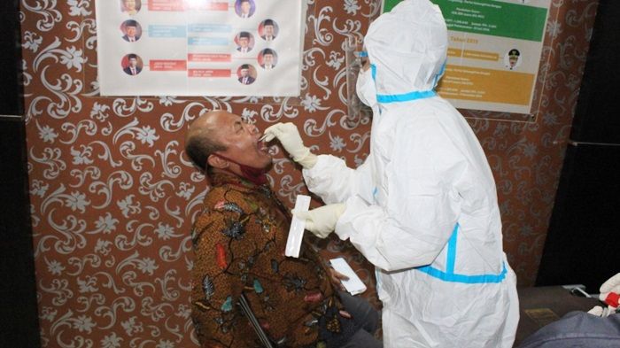 ​Antisipasi Penularan Covid-19, KPU Sidoarjo Gelar Uji Swab PCR