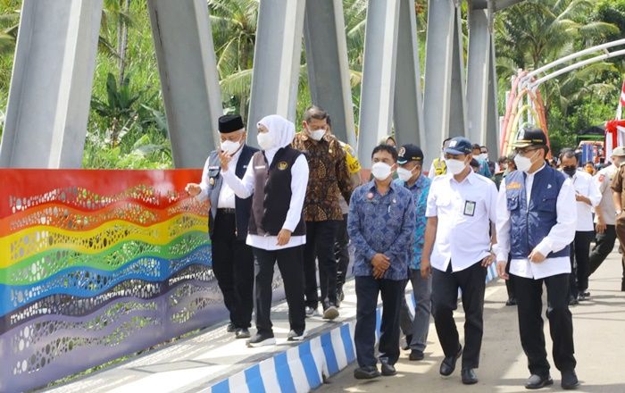 Perkuat Akses Menuju Kawasan Wisata di Malang Selatan, Gubernur Khofifah Resmikan Jembatan Pelangi Perkuat Akses Menuju Kawasan Wisata di Malang Selatan, Gubernur Khofifah Resmikan Jembatan Pelangi