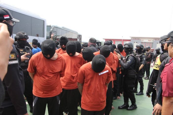 48 Napi Berbahaya se-Jatim Dipindah ke Lapas Nusakambangan 48 Napi Berbahaya se-Jatim Dipindah ke Lapas Nusakambangan