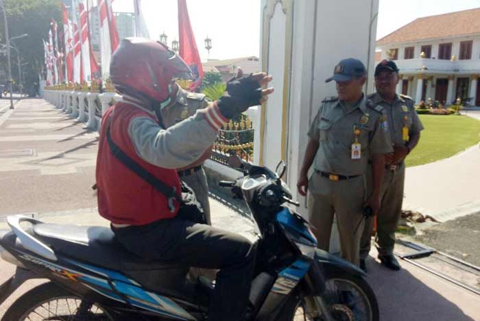 Pasca Ledakan di Mapolrestabes Surabaya, Pengamanan Grahadi Diperketat Pasca Ledakan di Mapolrestabes Surabaya, Pengamanan Grahadi Diperketat