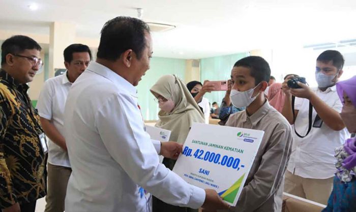 Bupati Jember Terharu saat Serahkan Jaminan Sosial Bupati Jember Terharu saat Serahkan Jaminan Sosial