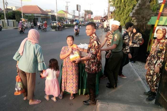 Berbagi saat Ramadan, GM FKPPI Sidoarjo Tebar Ratusan Paket Takjil