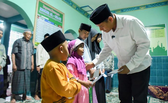 Wali Kota Kediri Jadi Imam Salat Maghrib di Masjid Al-Falah Wali Kota Kediri Jadi Imam Salat Maghrib di Masjid Al-Falah