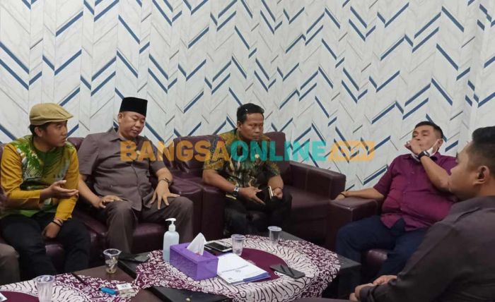 Hasil Visum Gadis yang Diperkosa 9 Orang Beda, Dewan Geruduk RSUD Sampang Hasil Visum Gadis yang Diperkosa 9 Orang Beda, Dewan Geruduk RSUD Sampang