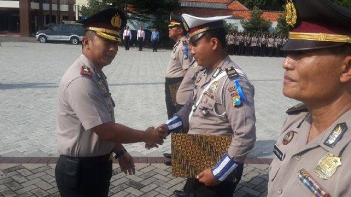 Polres Sidoarjo Serahkan Penghargaan 5 K Polres Sidoarjo Serahkan Penghargaan 5 K
