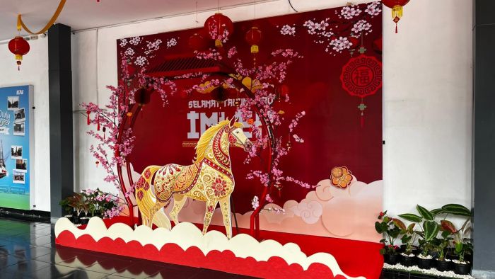 Imlek 2577, KAI Daop 7 Hadirkan Nuansa Tionghoa dan Photobooth Kuda Api di Stasiun Madiun