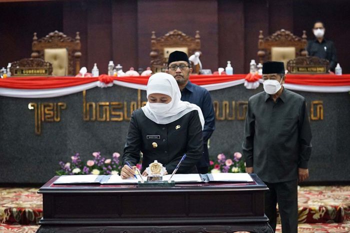 Gubernur Khofifah dan Pimpinan DPRD Jawa Timur Sepakati 4 Raperda Jadi Perda Gubernur Khofifah dan Pimpinan DPRD Jawa Timur Sepakati 4 Raperda Jadi Perda