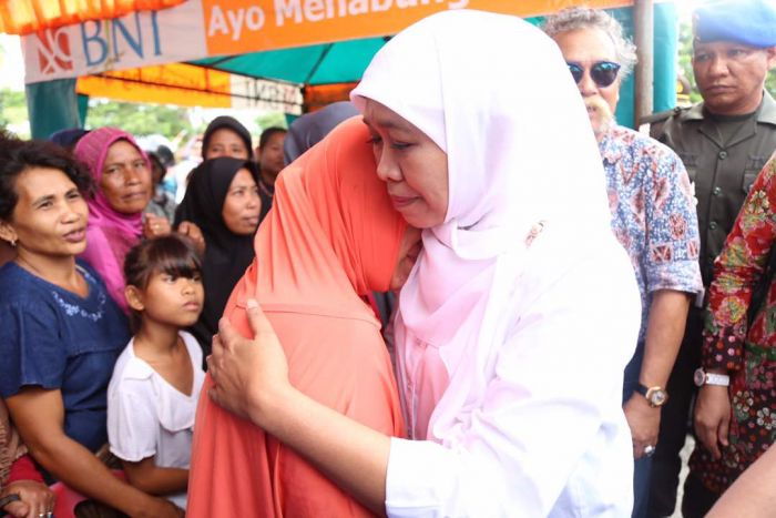 Lima Bulan Terus Berhutang, Hasniah Terharu Terima Bansos PKH Lima Bulan Terus Berhutang, Hasniah Terharu Terima Bansos PKH