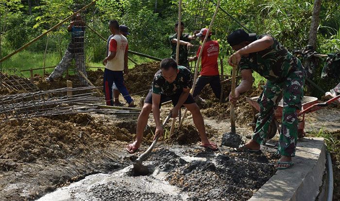 Bersama Warga Desa Gangsean Bangkalan, Satgas TMMD Gotong Royong Capai Target