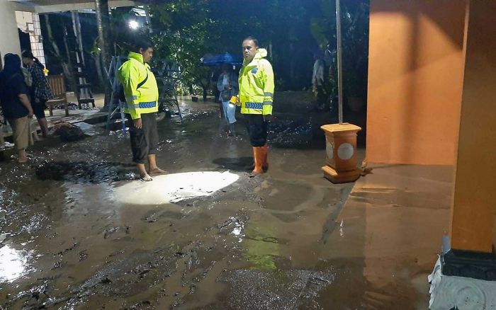 Personel Gabungan TNI-Polri Evakuasi Warga Terdampak Banjir Bandang dan Tanah Longsor di Ngawi