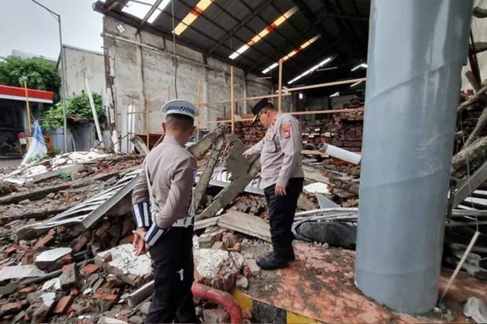 Dilanda Hujan dan Puting Beliung, Gudang Kayu di Tanjungsari Surabaya Roboh Dilanda Hujan dan Puting Beliung, Gudang Kayu di Tanjungsari Surabaya Roboh