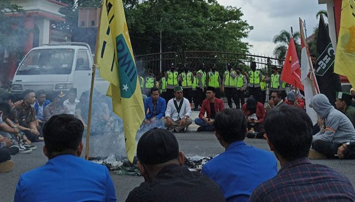 Tolak Kenaikan Harga BBM, Mahasiswa di Blitar Demo dan Bakar Keranda Mayat