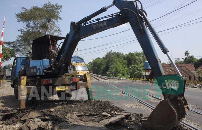 Bergelombang, Jalan Nasional Jalur Mudik di Jombang Masih Diperbaiki Bergelombang, Jalan Nasional Jalur Mudik di Jombang Masih Diperbaiki