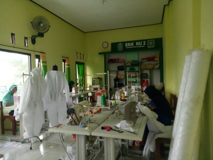 Produksi Baju Hazmat, Gubernur Khofifah Apresiasi Sensitivitas SMK Lamongan