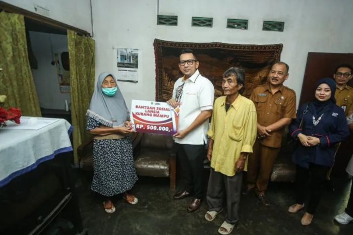 PJ Wali Kota Mojokerto Pastikan Bansos APBD Tidak ada Pemotongan PJ Wali Kota Mojokerto Pastikan Bansos APBD Tidak ada Pemotongan