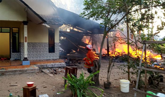 Ditinggal Lamaran, Dua Rumah dan 1 Garasi di Jember Terbakar Ditinggal Lamaran, Dua Rumah dan 1 Garasi di Jember Terbakar
