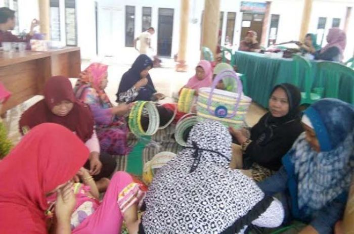 PKK Desa Benelan Lor Diajari Ubah Sampah Lebih Bernilai PKK Desa Benelan Lor Diajari Ubah Sampah Lebih Bernilai