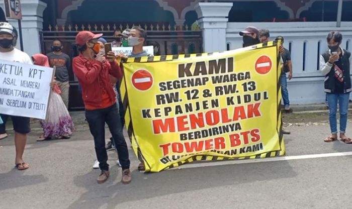 Izin Tower Seluler Dinilai Sarat Rekayasa, Warga Demo Kantor Perizinan Kota Blitar Tuntut Cabut IMB Izin Tower Seluler Dinilai Sarat Rekayasa, Warga Demo Kantor Perizinan Kota Blitar Tuntut Cabut IMB